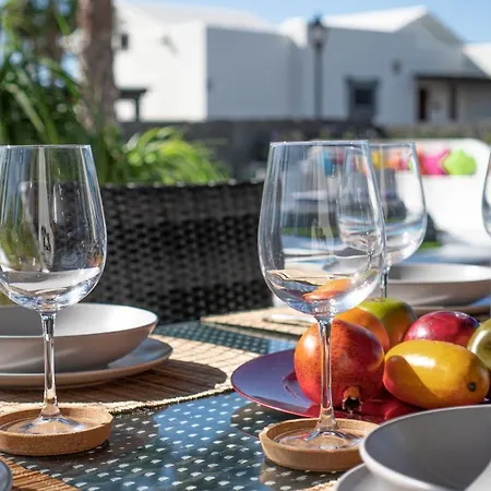 Beautiful Lanzarote 3 Bedrooms Irlanda Private Pool & Only 400m From The Sea 빌라